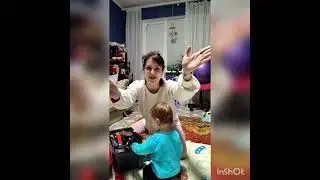 Замінюю батарейки в іграшці сама.