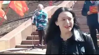 ПЕНСИОНЕРКА  НА  МИТИНГЕ.  О ТОМ   КАК  МЫ  ЖИВЕМ   В  РОССИИ.