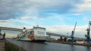 Паром под итальянским флагом пошел в Хельсинки.