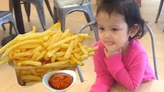 baby eating potato chips with Tomatoes Sauces at lucky hamburger | baby thana eating