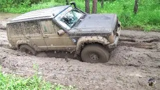Чероки по грязи в жёсткой колее (Jeep Cherokee in deep mud)