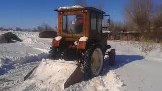 Трактор т-25 чистим снег ковшем