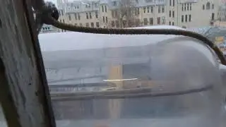 Кормушка из пивного кега за окном