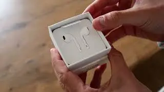 Unboxing Apple EarPods with 3.5mm Headphone Plug