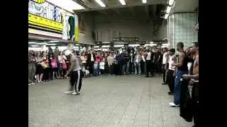 Patada subte Times Square - Breakdancer kicks a toddler