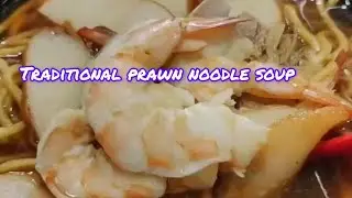 Traditional Prawn Noodles：Singapore Hawker 🦐 Succulent Sea Prawns & Flavorful Pork! 新加坡小贩中心：古早味虾面汤