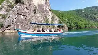 Aufregende Flussfahrt: Entdeckung der geheimnisvollen Höhlen im Matka-Canyon 🛶🏞️