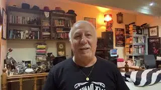 Tiyatroda eleştiri ve saçma sapan oyunlar.