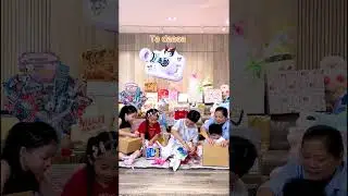 Kubi Anna Lisa bóc quà sinh nhật