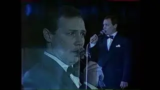 Песню А. Пахмутовой и Н. Добронравова "Как молоды мы были" исполняет А. Кленов