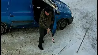 Грузчик свин выбросил из машины бутылку во дворе 09.03.2021