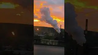 Промышленные предприятия на фоне эпического заката