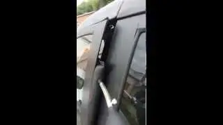 Вскрытие автомобиля Kia отжатием двери