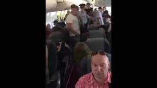 Буйного пассажира высадили с самолета / plane passenger