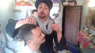 شوف الحﻻق اﻻحول بيعمل ايه في الزباين