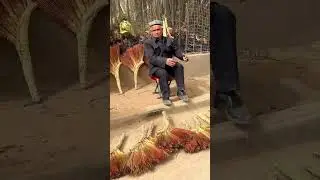 🍀在新疆各地，都能看到60多年前的傳統工藝仍在街上流行。譬如修鞋補鞋、制做農用工具、打造生活工具等。不是維吾爾人無法接受現代工具，而是這些手藝已傳幾代人，幾乎人人都會，又很實用。