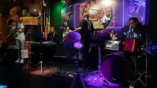 NESA COMBI RESTAURANT, SANUR, HUISBAND - Funcky stuff 4 maart 2023, Bali. Met Onny op lead gitaar...