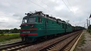 Грузовой поезд на станции Чкаловское