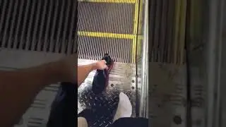 ЗАСТРЯЛ КРОССОВОК В МЕТРО