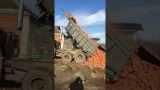 Татра 148 розвантаження цегли