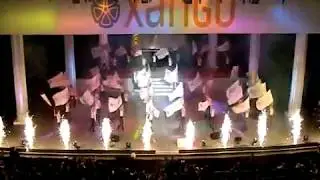 Холодные фонтаны на сцене.