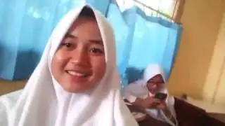 VIRAL... INILAH KELAKUAN SISWI BERKERUDUNG SAAT DI KELAS KOSONG