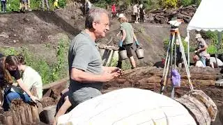 А.А. Гиппиус держит 1207-ю берестяную грамоту на Троицком раскопе