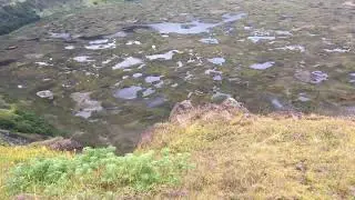 На краю кратера вулкана