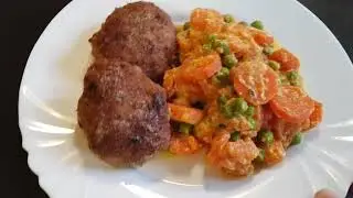 Морковь с зелёным горошком в молочном соусе.