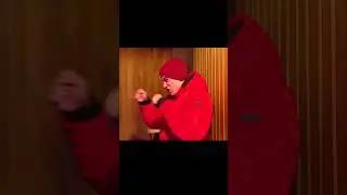 Парень надевает куртку, ему плохо.