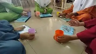Bermain alat musik sederhana
