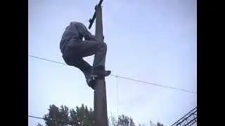 Как без снаряжения залезть на фонарный столб.