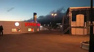 Геленджик  19 мая 2021 море в бухте штормит в греческой Аллее расцвели божественные розы