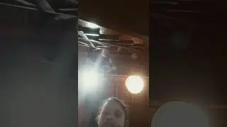 jogandk coidsas pela escada
