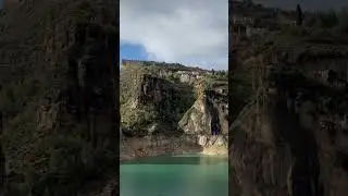 Горы и озеро 