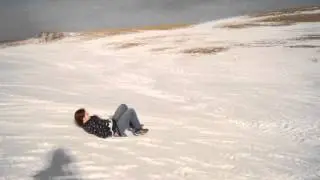 Катание с горки на подручных средствах