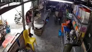 Bahaya betul, nasib akak tudung hitam tu perasan macam berlaku sesuatu yang pelik 😰.