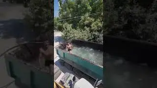 Come rinfrescarsi senza andare al mare : anche un camion può diventare una piscina 