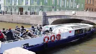 2 Зимний мост Прогулочное судно с туристами