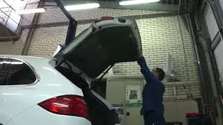 2013 Porsche Cayenne trunk opening noisily: How to replace the trunk lid actuator