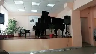 Выступление в музыкальной школе им. Римского-Корсакова "Задиристые буги", Тае 7,5 лет
