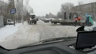 на загрузку не заехать, трактор выручает