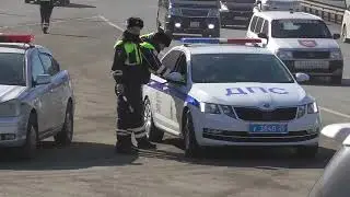 Стоим вдоль обочины   жезлами работаем