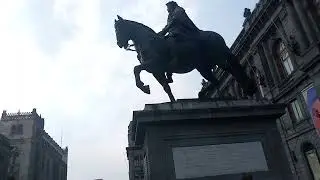 Конная статуя испанского короля Карла IV в Мехико