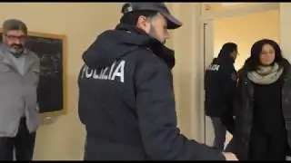 Cani antidroga all'Alberghiero di Ariano. Blitz della polizia.