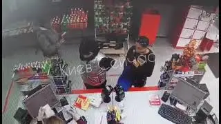 На Троещине девушка вытащила у женщины телефон