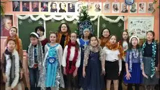 Снежинки спускаются с неба.