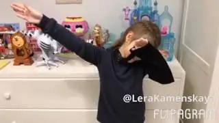 Кируся делает свое любимое движение.//PUPSI KIRA// Пупси Кира//