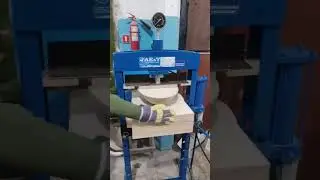 Процесс прессования раковины из искусственного камня.