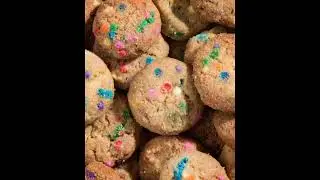 These cookies have cupcakes inside. How? | Simon Spotlight tastes Cupcake Cookies!